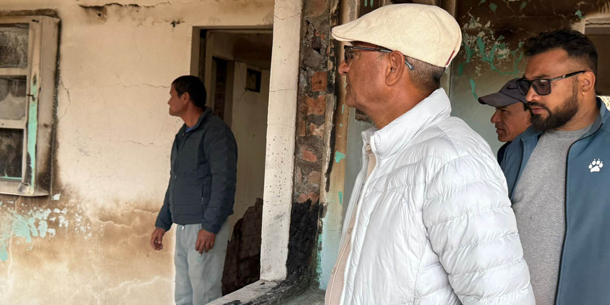 जेनजी आन्दोलनमा जलेको पुर्ख्यौली घर पुगे रमेश लेखक