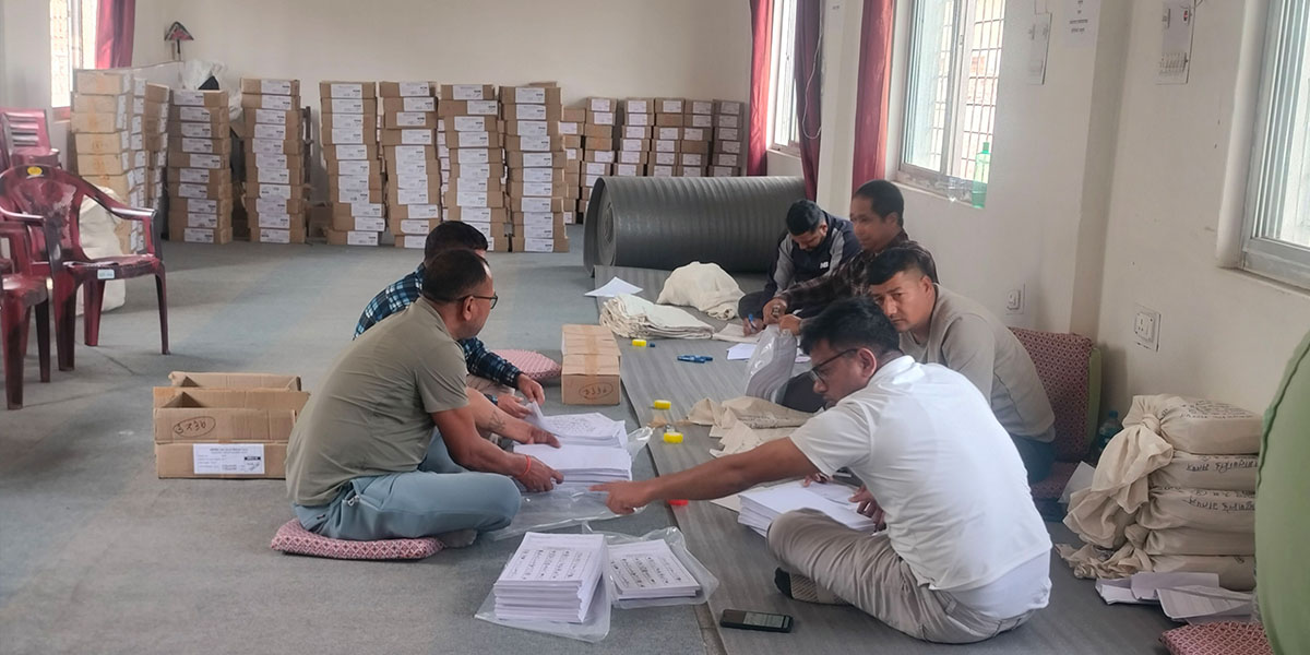 निर्वाचन सामग्री रुजु गर्दै कर्मचारी