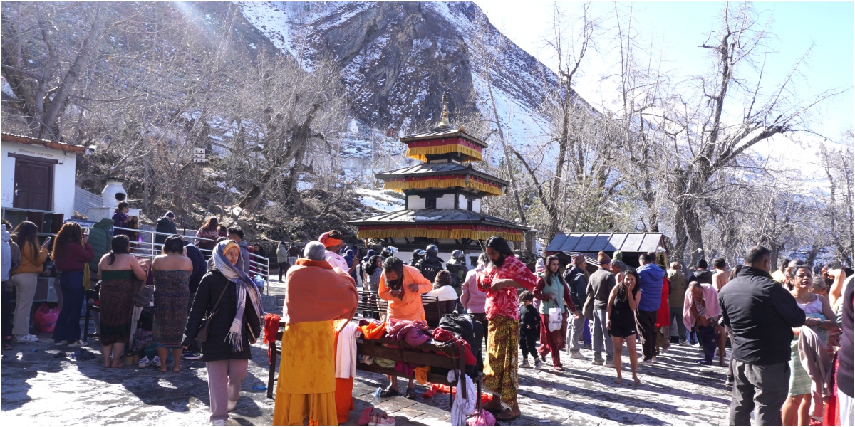 मुक्तिनाथमा श्रद्धालुको घुइँचो, दर्शनार्थीलाई आगो ताप्ने व्यवस्था