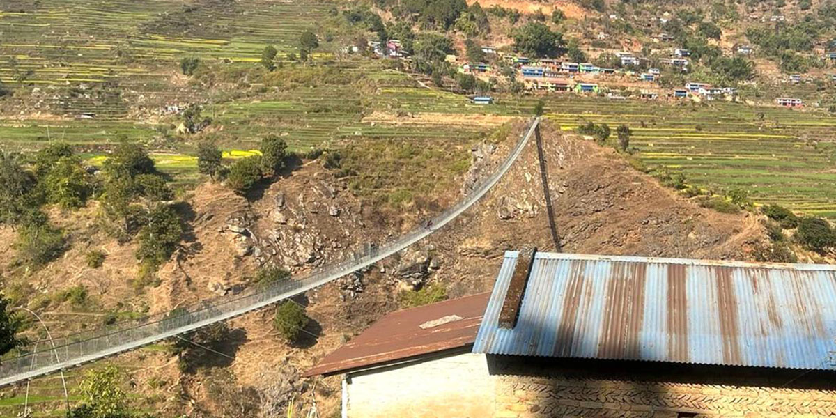 दुई जिल्ला जोड्ने झोलुंगे पुल