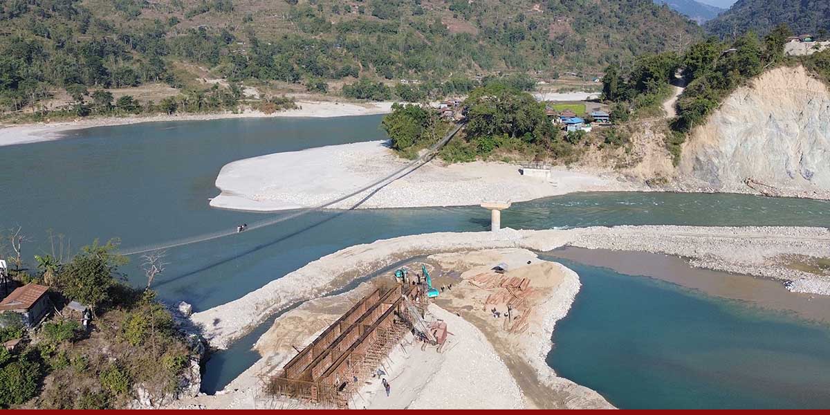 खोटाङ र उदयपुरको सिमानाको धाप्लाङघाट पुल निर्माणले गति लियो, स्ल्याब ढलान सुरु