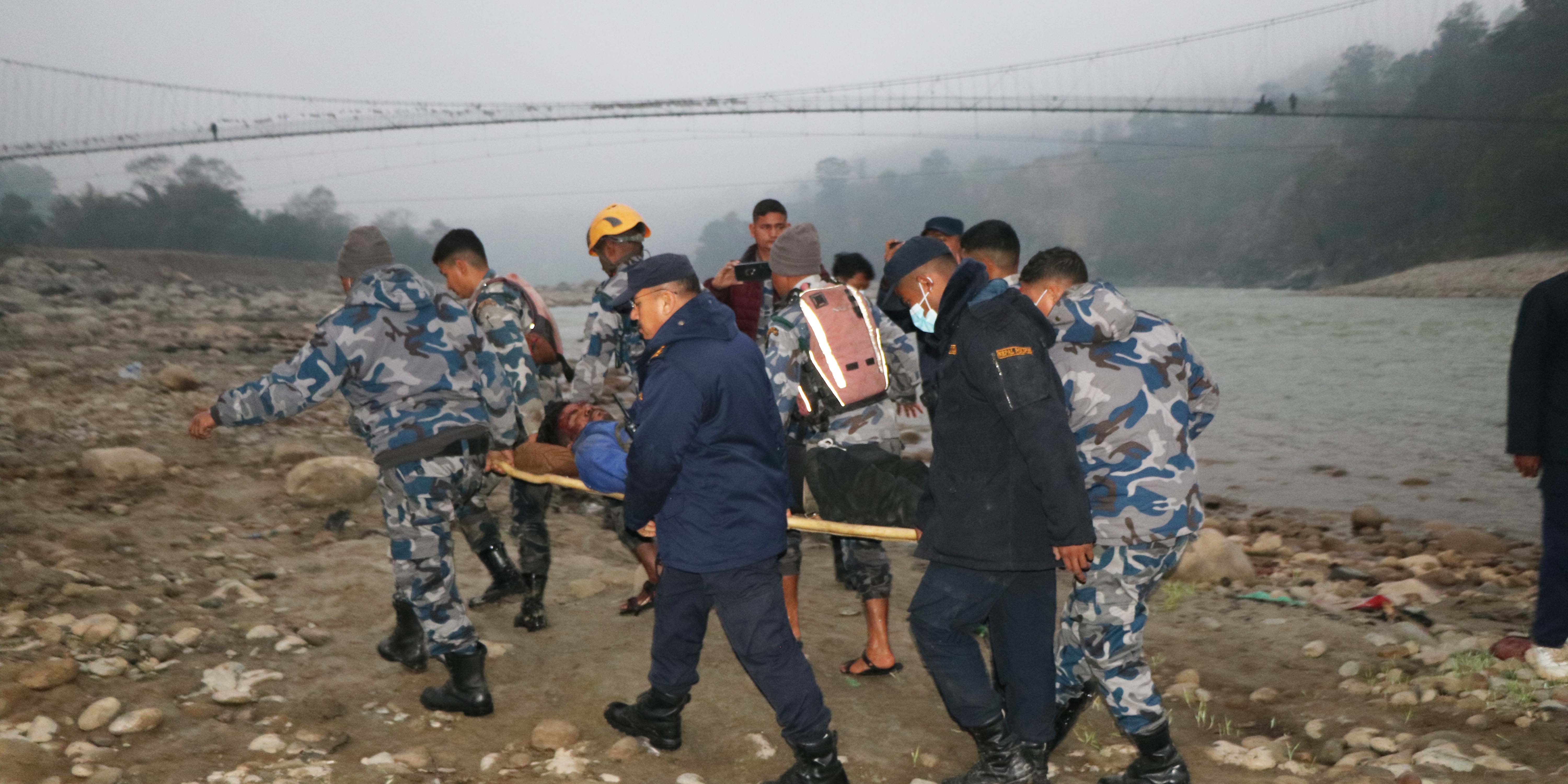 बसभित्र च्यापिएका मानन्धरको पाँच घण्टापछि जीवितै उद्धार