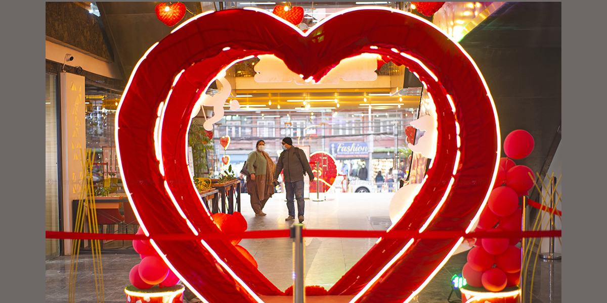 आज ‘भ्यालेन्टाइन डे’ : आफ्नो मायालुलाई के दिँदै हुनुहुन्छ चिनो?