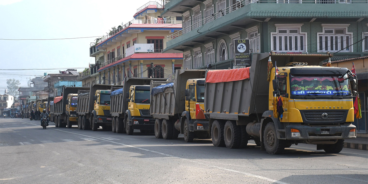 घोराहीवासीले अवरोधपछि सडकमा रोकिएका टिपर