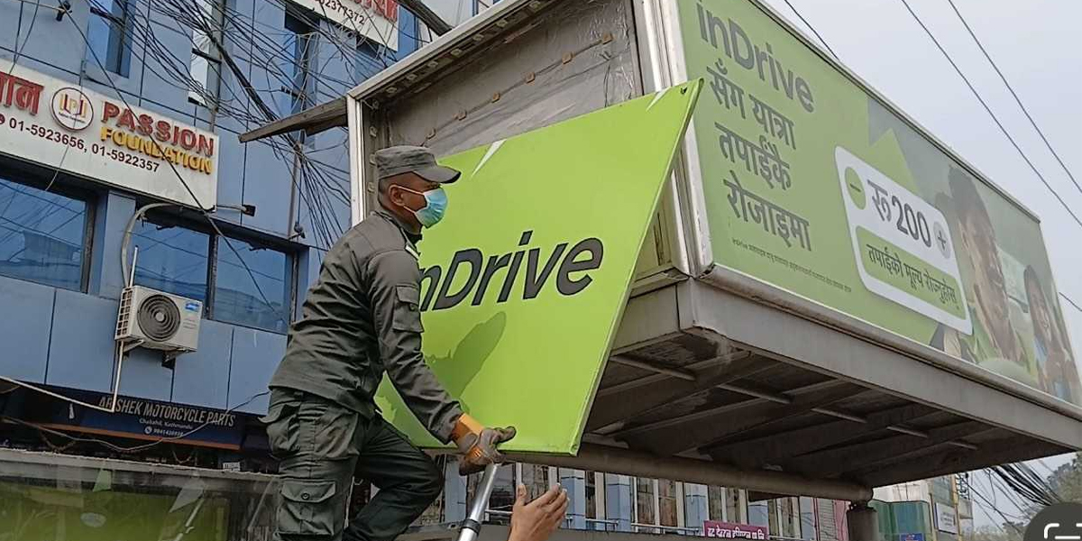 विज्ञापन सामग्री हटाउँदै काठमाडौँ महानगर