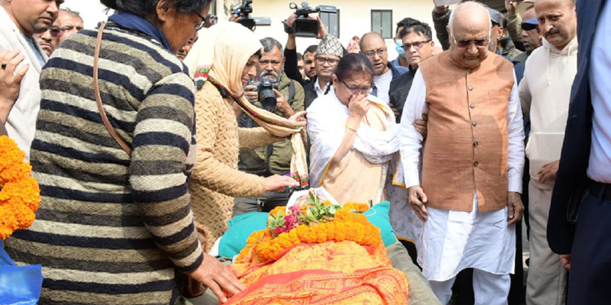 अस्पताल नै पुगेर ओलीले दिए पितालाई श्रद्धाञ्जली