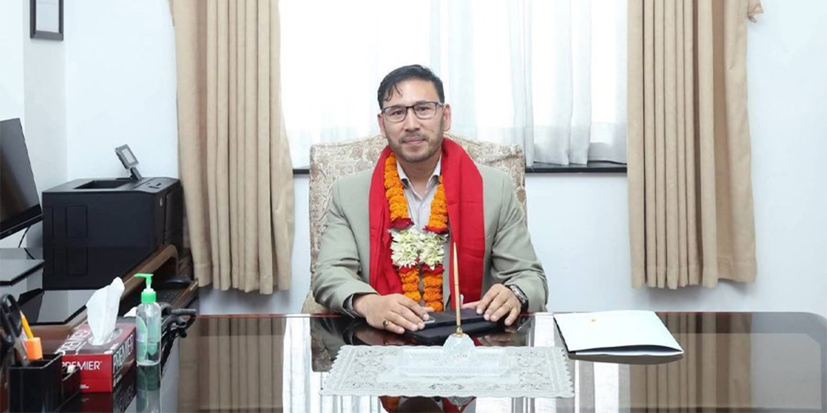 आदर्शकुमार श्रेष्ठले गरे मध्यरातमा प्रकृति संरक्षण कोषको अध्यक्षमा पदभार ग्रहण