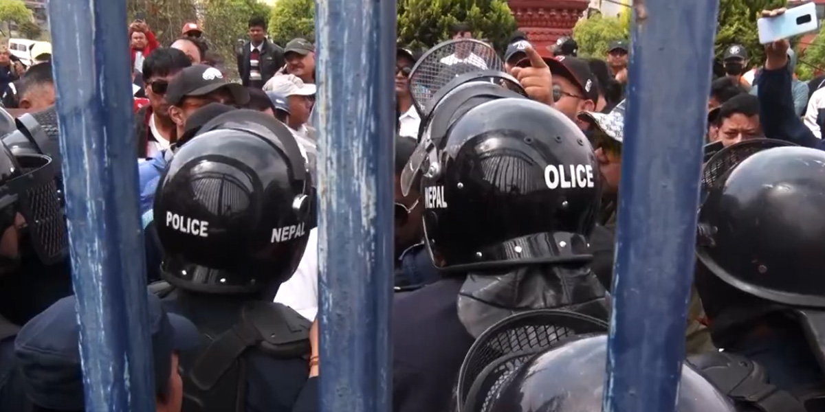 किन आन्दोलित छन् ए डिभिजन क्लबहरू?