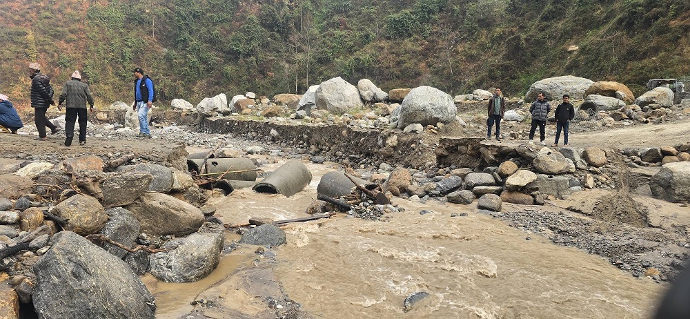 हिउँदकै पानीले बगायो फेमे खोलाको डाइभर्सन