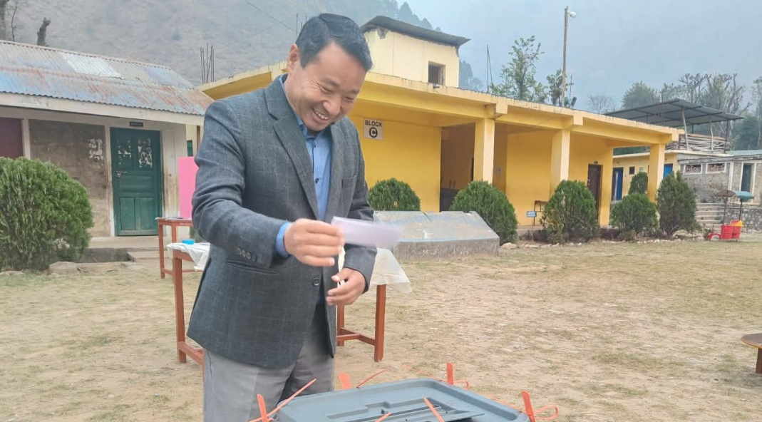 वर्षमानले गरे रोल्पाबाट मतदान