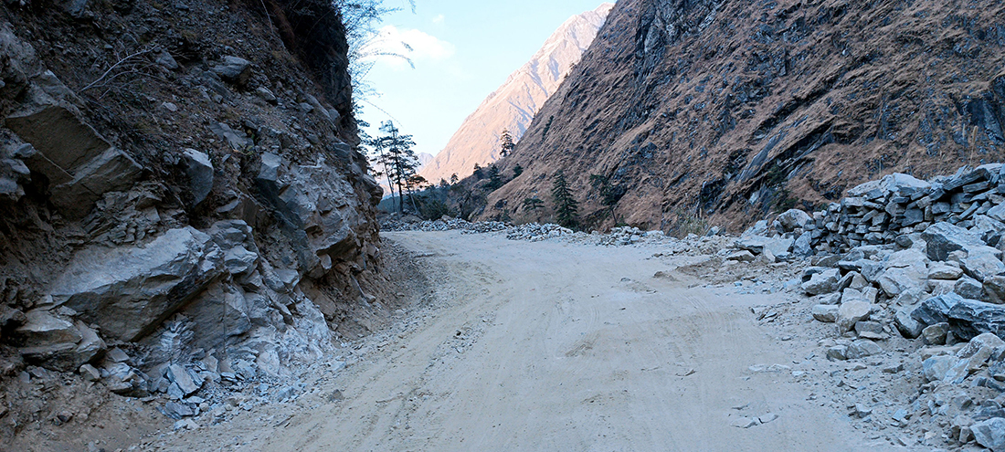 बेनी–जोमसोम सडकको सिरुबारीमा पहिरो रोक्न ‘बेञ्चिङ’ विधि