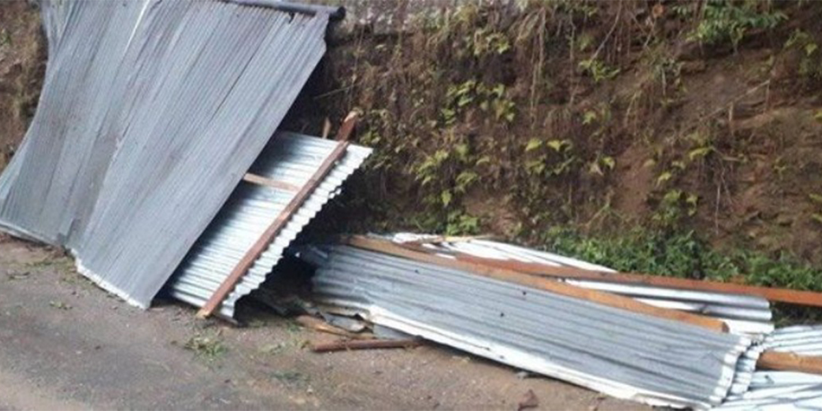 हावाहुरीले उडायो चाँगुनारायणका दुई घरको छानो, दुवै घर पूर्णरूपमा ध्वस्त