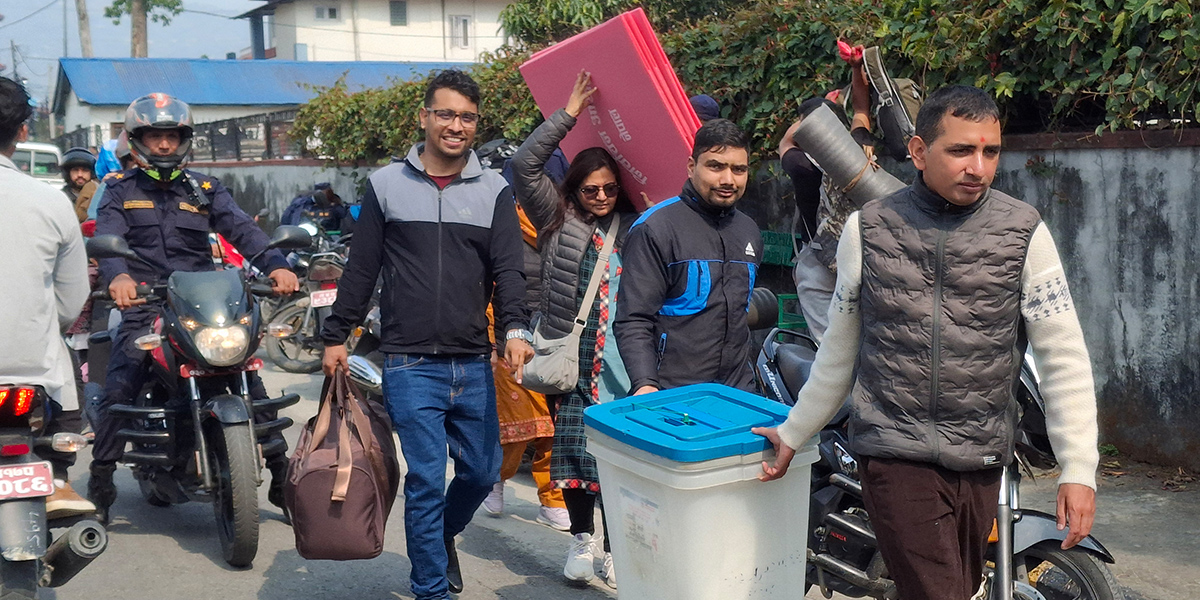 मतदान सामग्री मतदान केन्द्रमा लैजाँदै