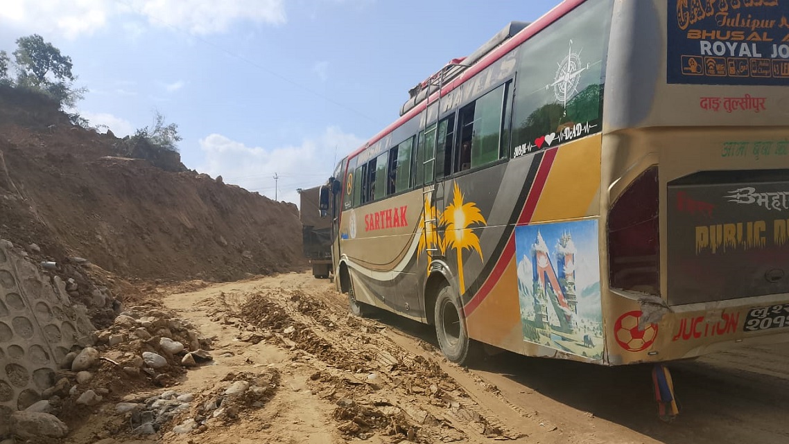 हिलाम्मे भएकै कारण दुईदिनदेखि सञ्चालन हुन सकेन दाउन्ने सडक, सवारीको जाम