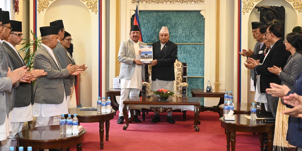 राष्ट्रपति पौडेल समक्ष निर्वाचन प्रतिवेदन २०८२ पेश