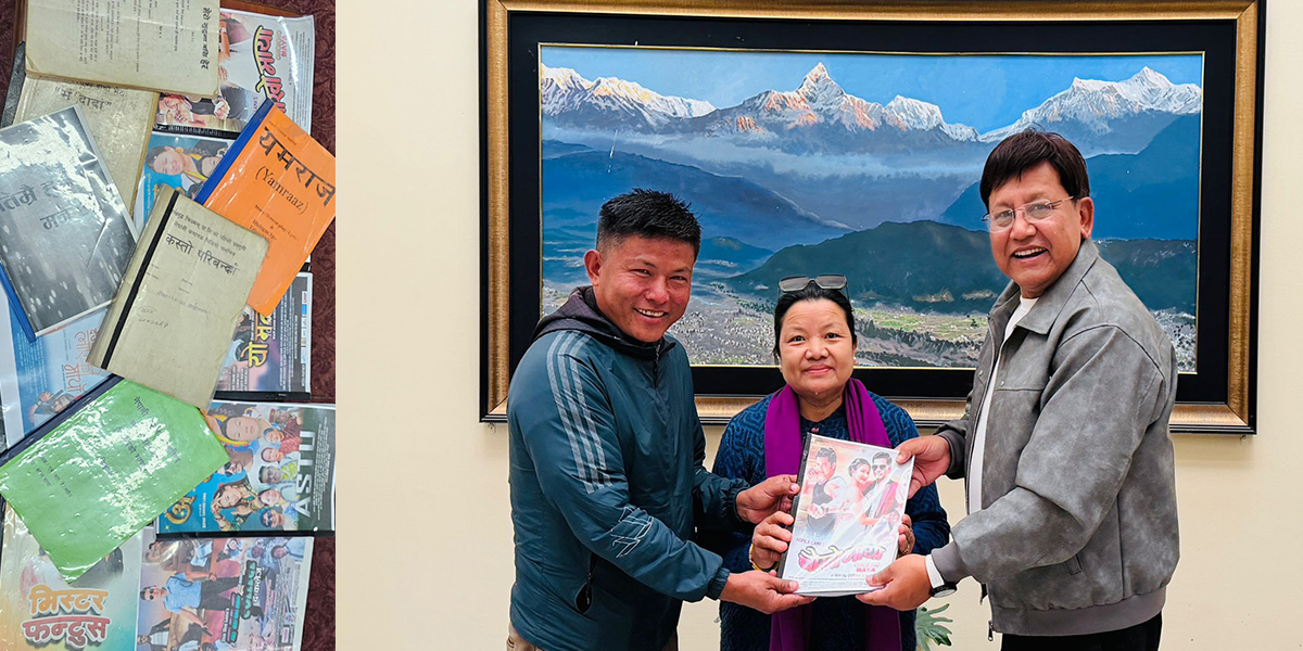 संग्रहालयका लागि निर्देशक तामाङले गरे १७१ फिल्मका पोस्टरसहित १० पटकथा हस्तान्तरण