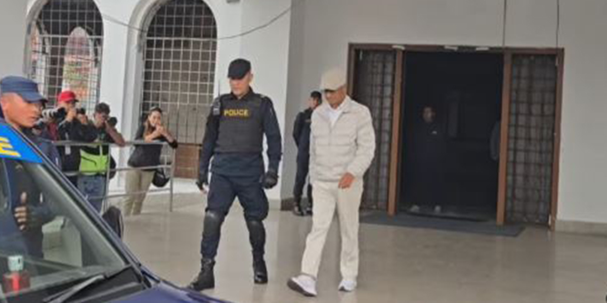 रमेश लेखकलाई सरकारी वकीलको कार्यालयमा ल्याइयो