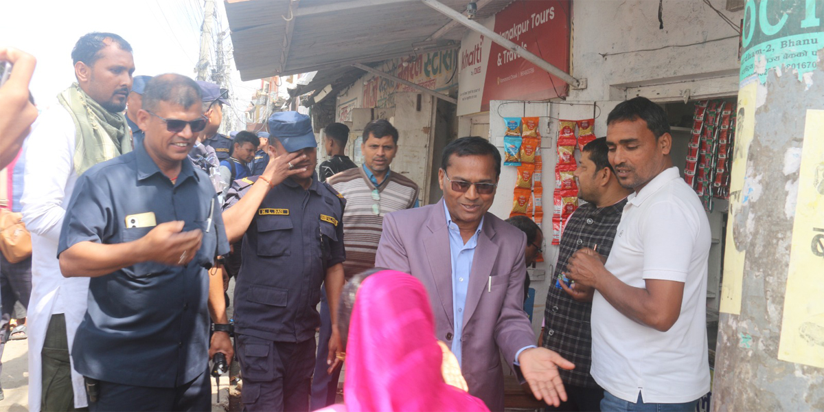 फुटपाथ खाली गराउन गृहमन्त्री आफैँ उत्रिए सडकमा