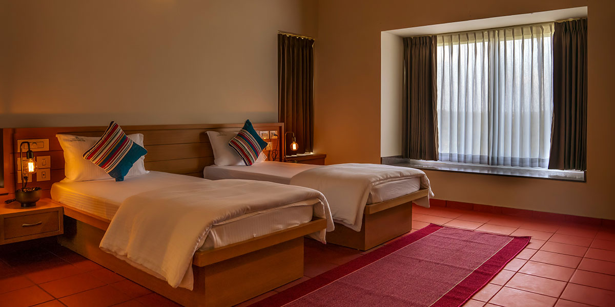 पश्चिम एसियाको द्वन्द्वले सौराहाको पर्यटन धराशायी