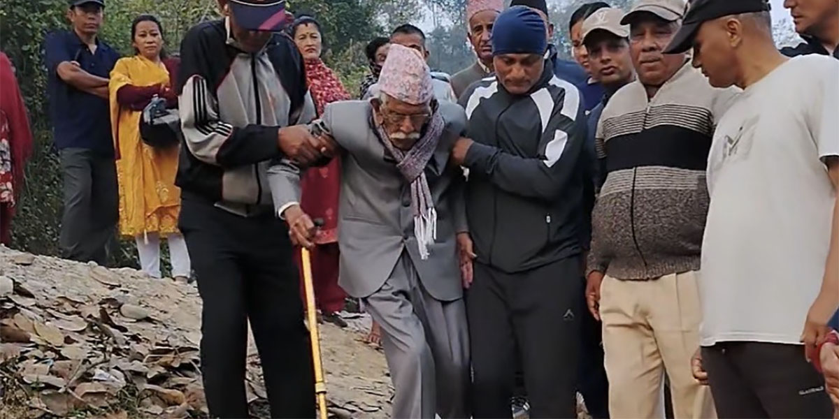 तनहुँमा १०७ वर्षीय रावतले गरे मतदान