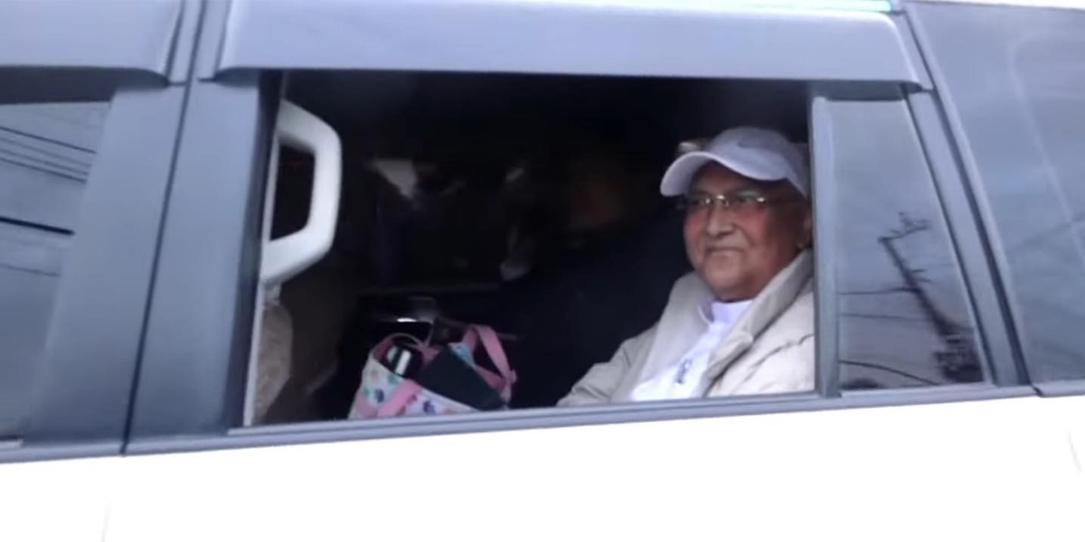 आफ्नै गाडीमा प्रहरी थाना लागे ओली