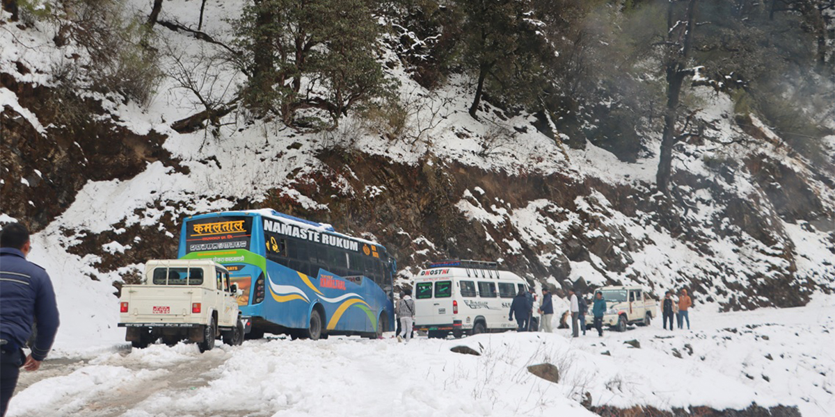 रुकुमपूर्वमा भारी हिमपातका कारण मध्यपहाडी लोकमार्ग बन्द
