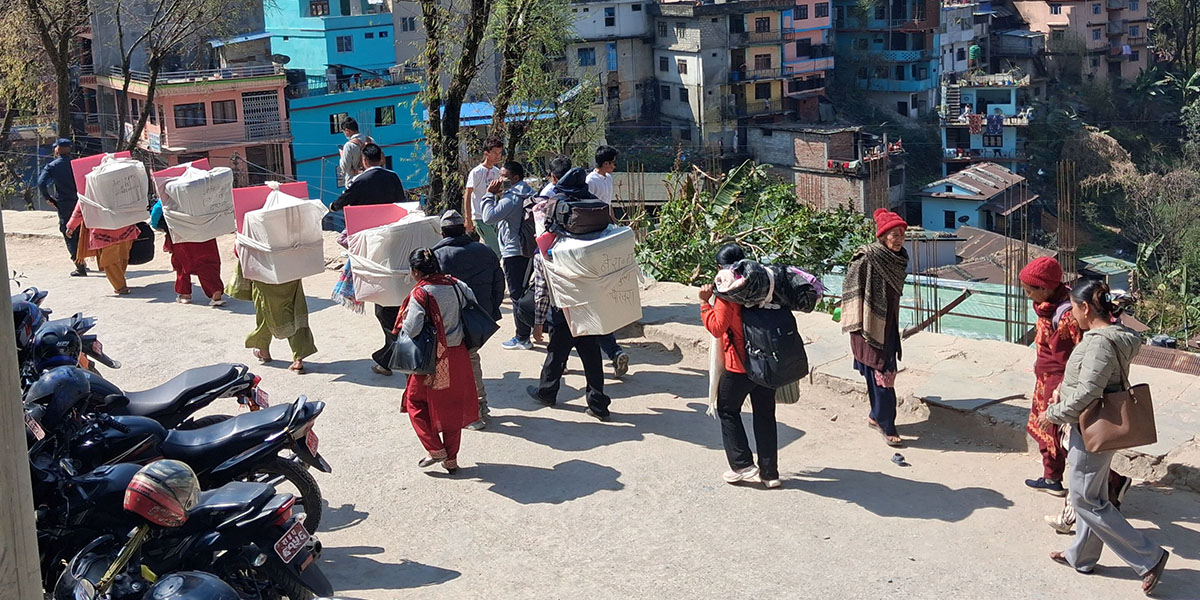 कतै बोकेर, कतै हेलिकोप्टरमार्फत मतदानस्थल पुर्‍याइँदै निर्वाचन सामग्री