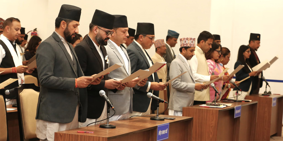 नवनिर्वाचित सांसदको शपथग्रहण (तस्बिरहरू)