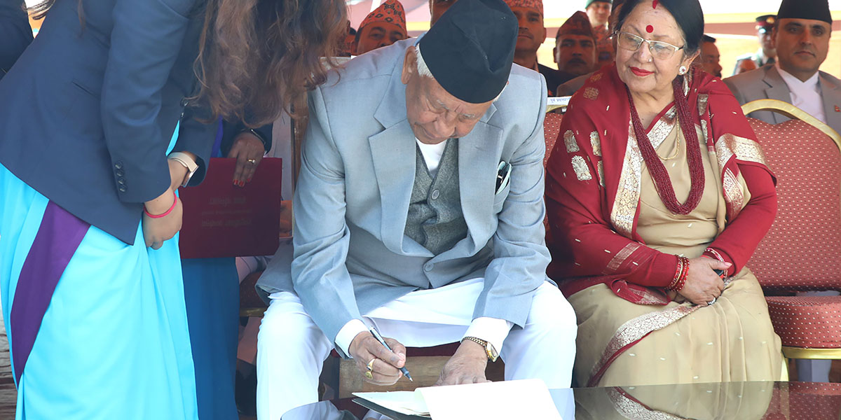 शपथपछि हस्ताक्षर गर्दै सांसद केसी