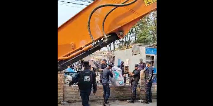 सुकुम्बासी बस्तीमा पुग्यो डोजर