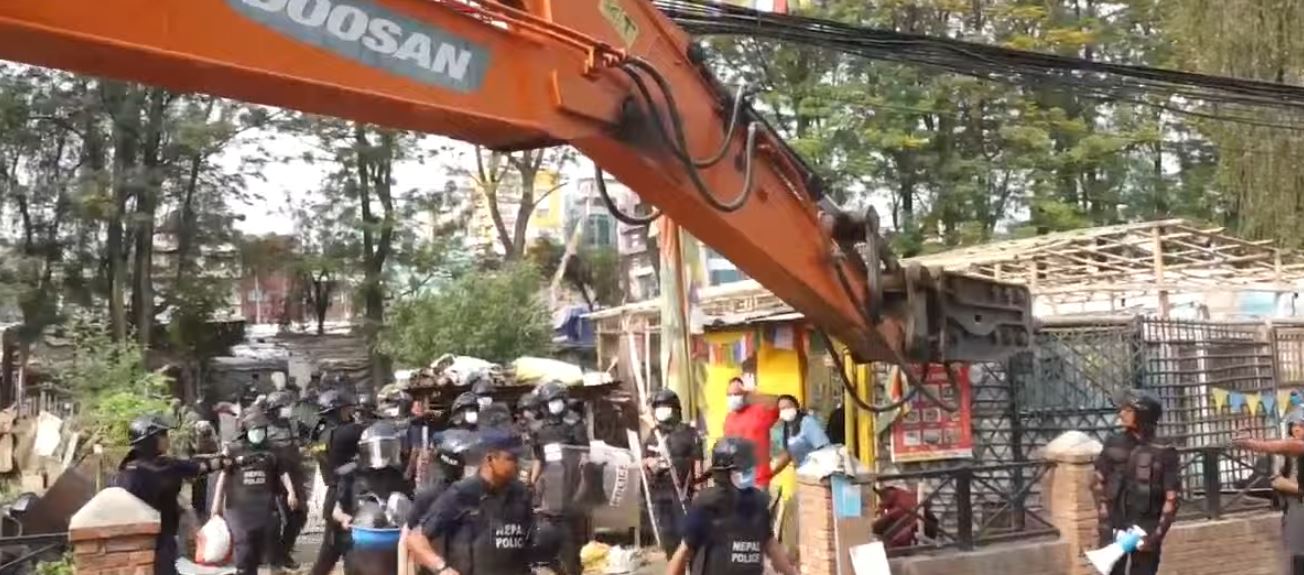 सुकुम्बासी बस्तीमा डोजर चल्यो डोजर