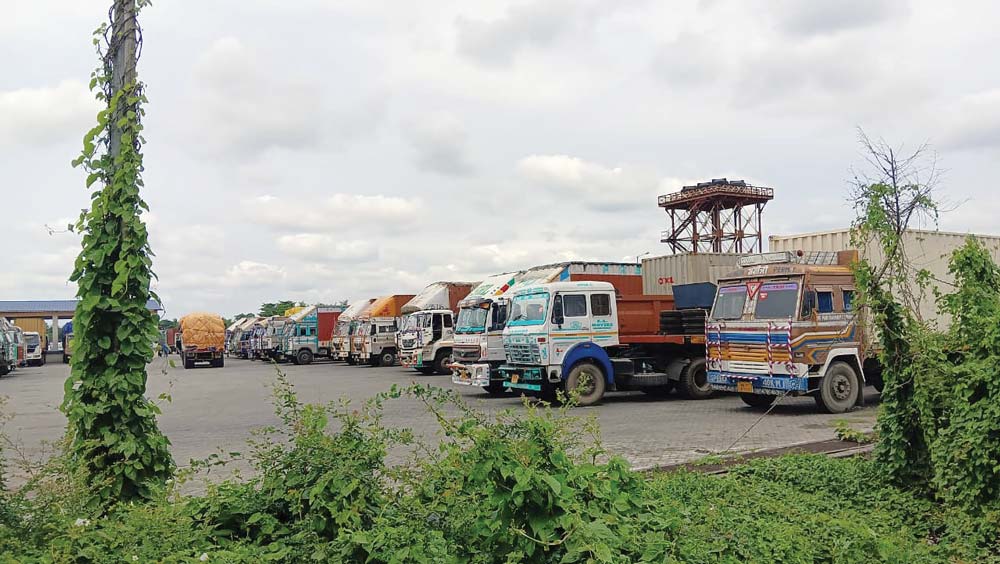 व्यावसायिक प्रायोजनका सामग्रीमा एमआरपी मूल्य खोजिएपछि भन्सारमै रोकिए मालबाहक कन्टेनर