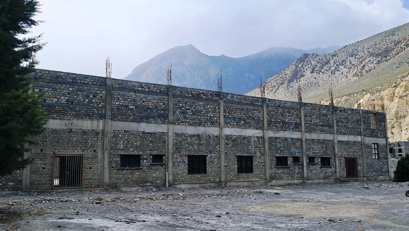 दुई वर्षदेखि अलपत्र जोमसोमको कभर्ड हल