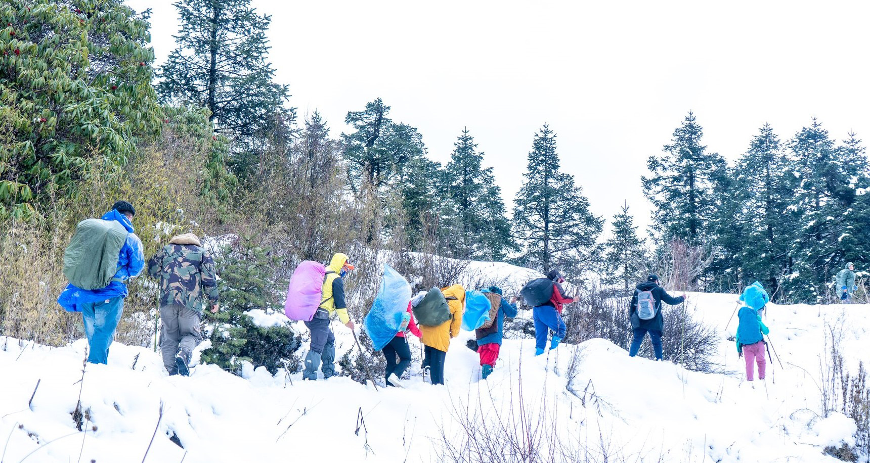 हिउँ छिचोल्दै पदयात्रा