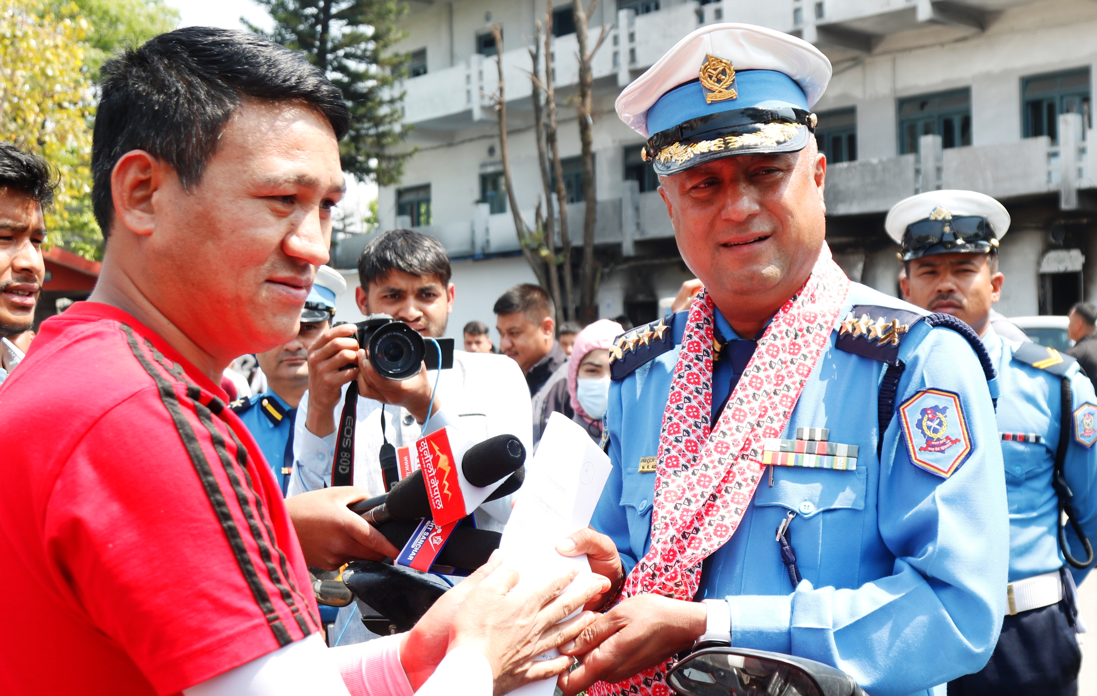 चोरी भएका दुईपांग्रे साधन सम्बन्धित धनीलाई हस्तान्तरण