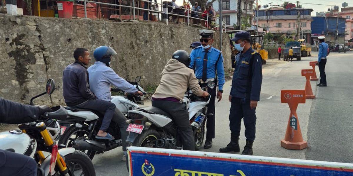 ट्राफिक प्रहरीले एकैदिन गर्‍यो १०१ सवारीचालकलाई कारबाही