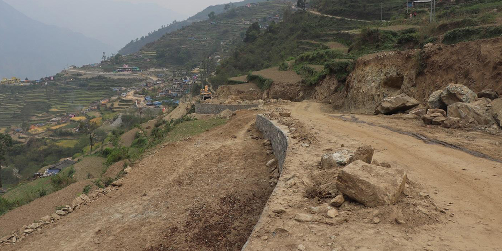 पेट्रोलियम पदार्थको मूल्यवृद्धिको प्रभाव दरवाङ-मुना-ढोरपाटन सडक निर्माणमा