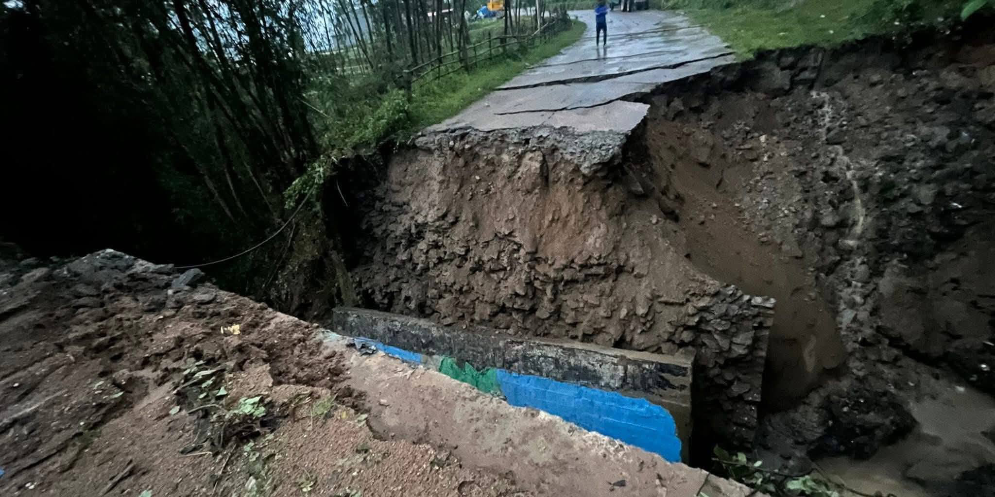 बाढीले पुल बगाउँदा भोजपुर-चखेवा सडक अवरुद्ध