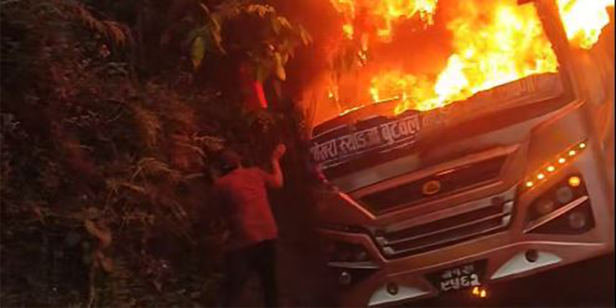 गुडिरहेको बसमा एक्कासि आगो दन्किएपछि…