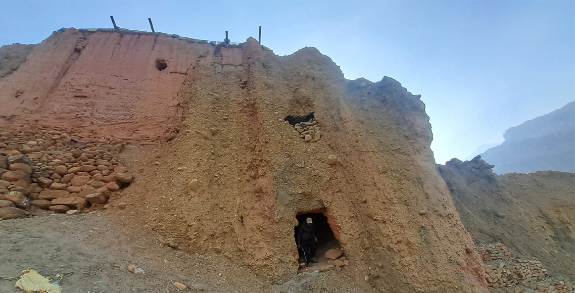 मुस्ताङमा भेटियो भित्ता खोपेर निर्माण गरिएका गुफाभित्र पनि गुम्बा