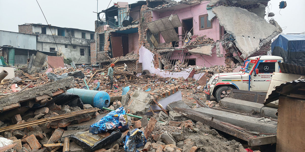 गैरीगाउँमा अतिक्रमण गरी निर्माण गरिएका ठूला घर भत्काइयो