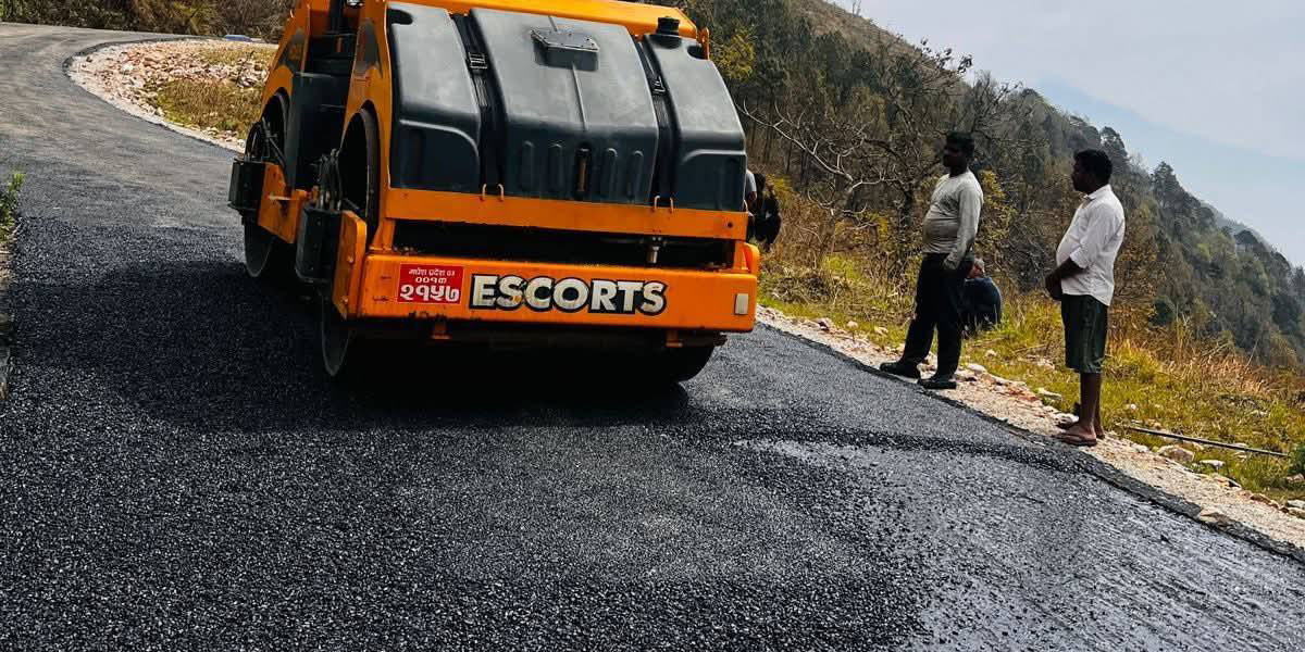 तनहुँका ग्रामीण सडक धमाधम कालोपत्र