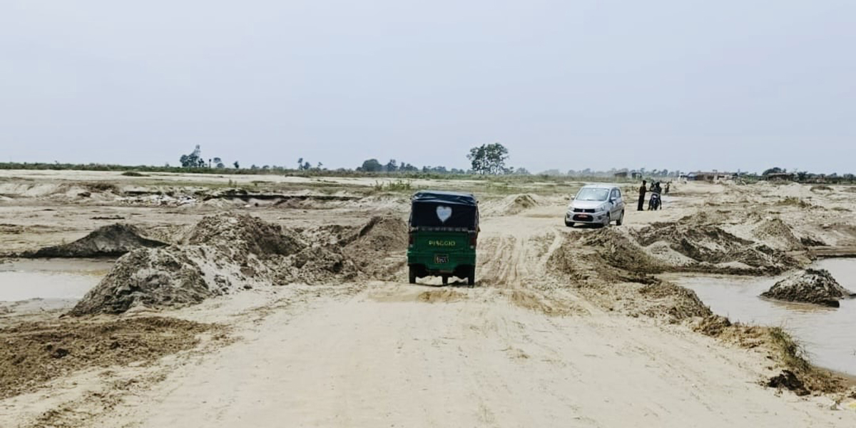 कमला नदीको अस्थायी बाँध बाढीले बगाउँदा आवतजावतमा समस्या