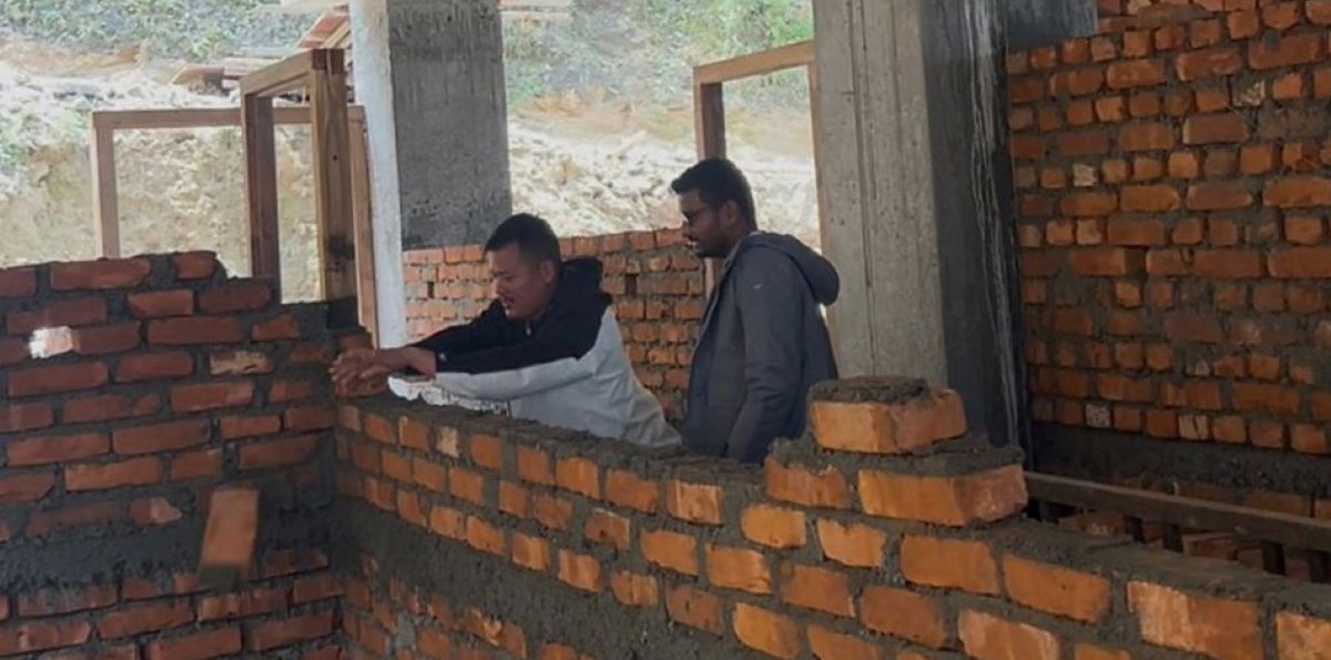 कमसल इँटा लगाएपछि भत्काकइयो नगरपालिकाको भवन