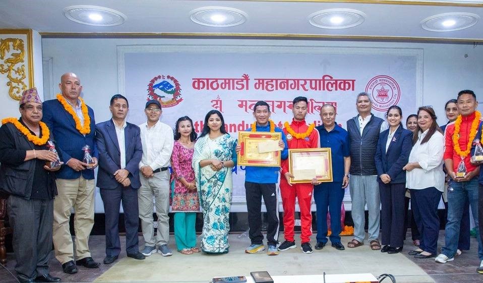 पदक विजेता खेलाडीलाई नगदसहित सम्मान