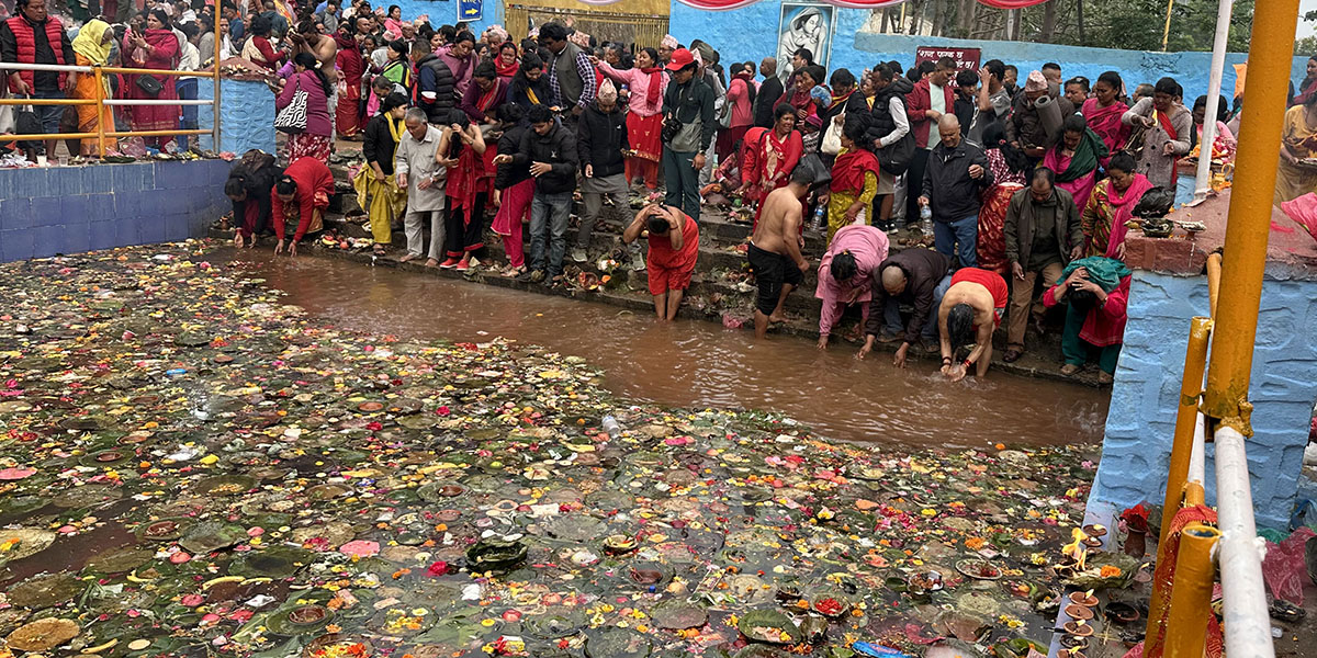 मातातीर्थमा आमाको स्मरण गर्दै तर्पण-श्राद्ध गर्नेको बिहानैदेखि भीड (तस्बिरहरू)
