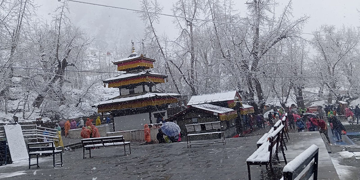 मुक्तिनाथमा हिउँ र भक्तजन