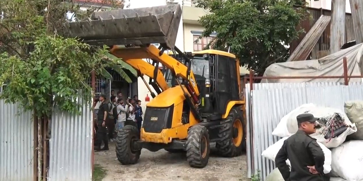 पशुपति क्षेत्रको अनाधिकृत संचरनामा चल्यो डोजर