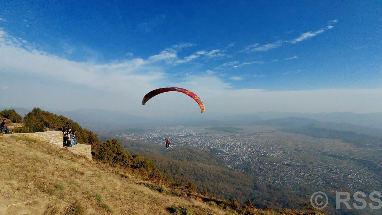 पहाड हेर्न प्याराग्लाइडिङ