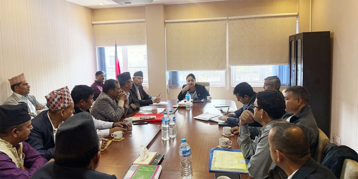 मन्त्री रावलले गरिन् सहकारी पीडितसँग छलफल, रकम फिर्ता गराउने बाचा